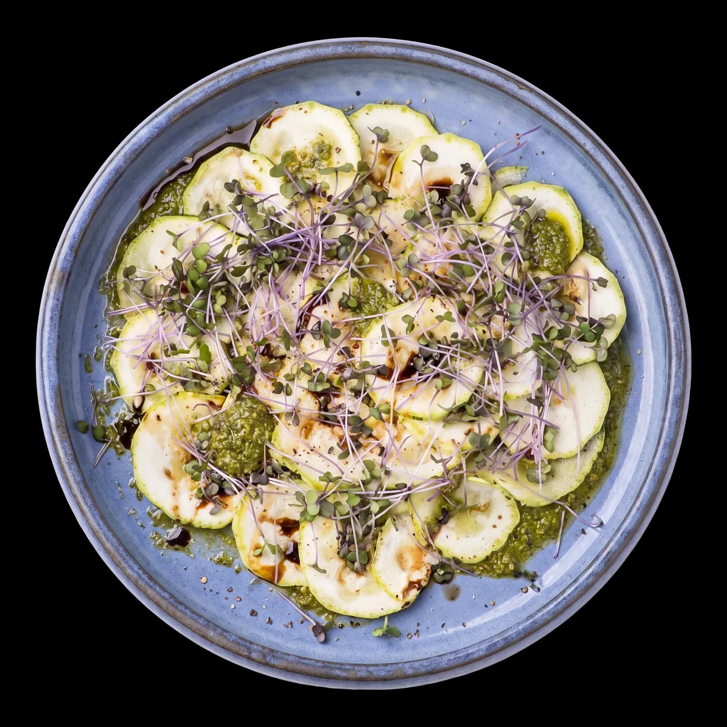 Carpaccio de abobrinha. Nozes e molho pesto.